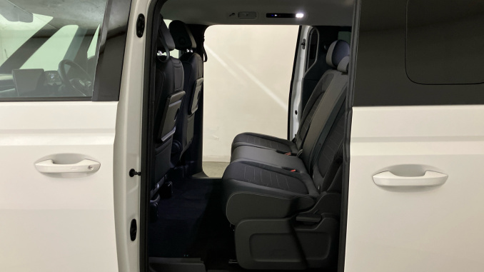 Volkswagen ID. Buzz 210kW Style Pro 79kWh 5dr Auto [Design+] Electric Estate - Image 23